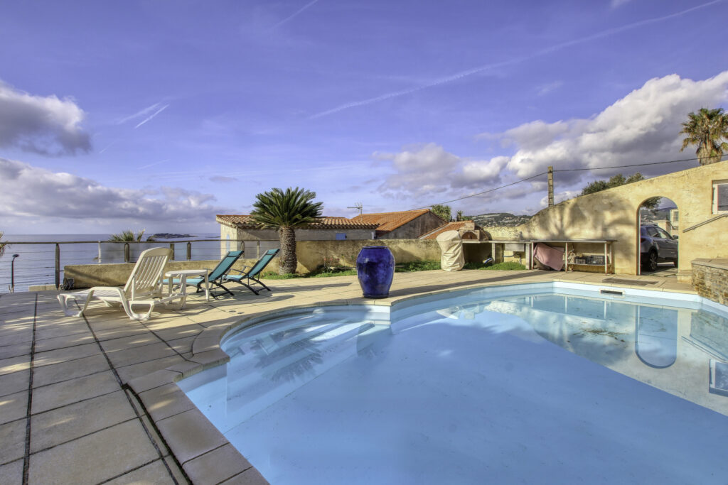 A vendre SANARY-SUR-MER (83), villa vue mer de 270 m2 sur 97 – 12 pièces – 8 chambres – 270 m²