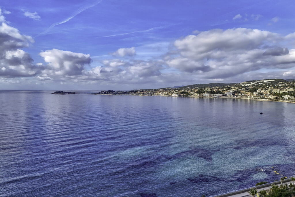 A vendre SANARY-SUR-MER (83), villa vue mer de 270 m2 sur 97 – 12 pièces – 8 chambres – 270 m²