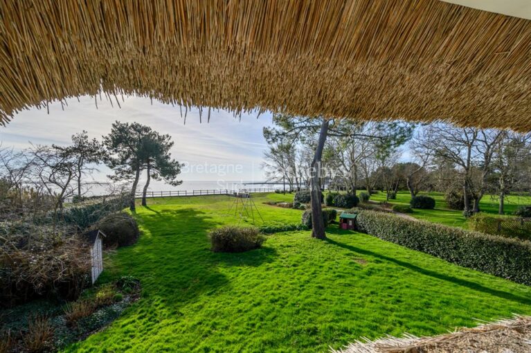 Presqu’île de Rhuys, Propriété de caractère en accès direct plage comprenant 2 maisons – 11 pièces – 5 chambres – 245 m²