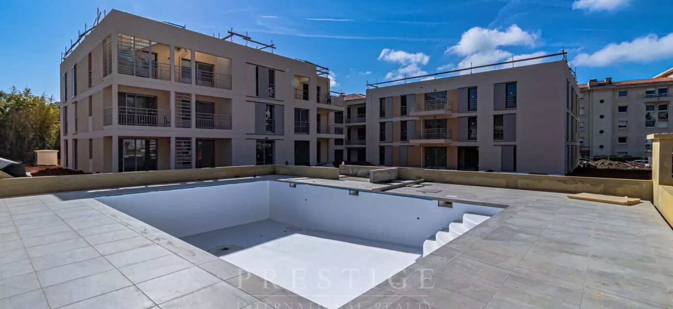 Juan les pins, villa toit 5 pièces,  apercu mer, double garage, piscine – 5 pièces – 4 chambres – NR voyageurs – 122.8 m²