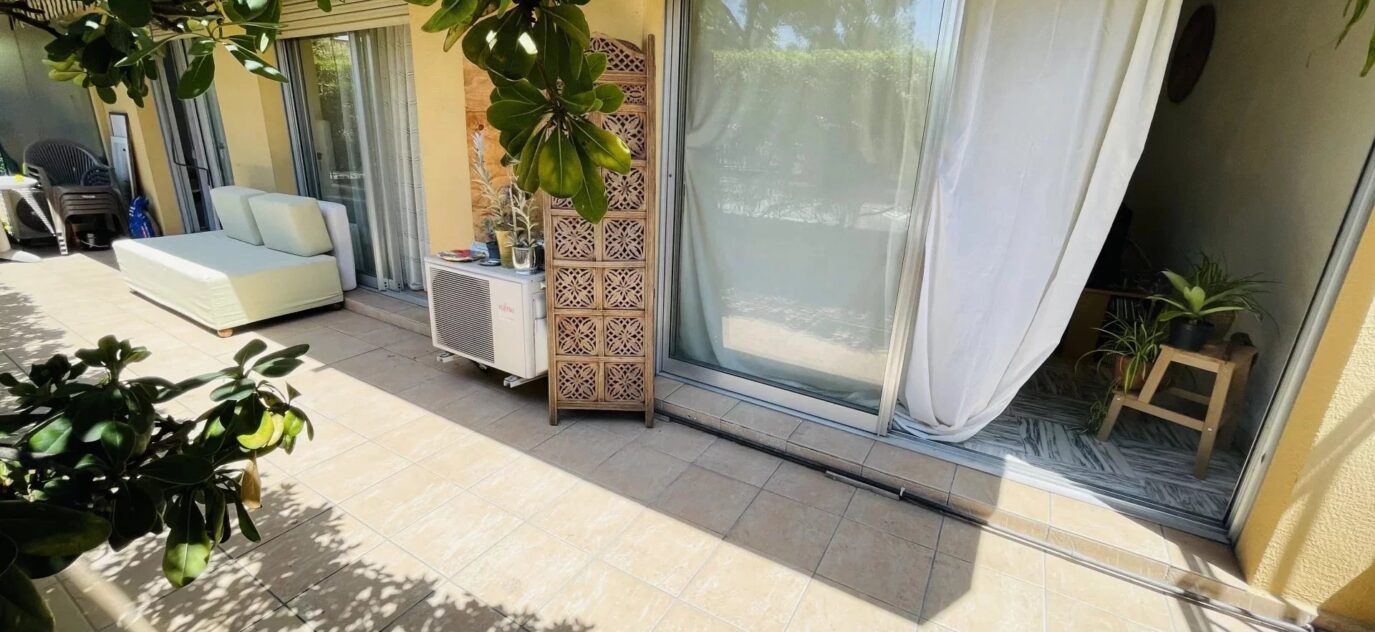 A vendre à Roquebrune-Cap-Martin un appartement de 4 pièces avec terrasse à deux pas de la mer – 4 pièces – 3 chambres – NR voyageurs – 82.95 m²