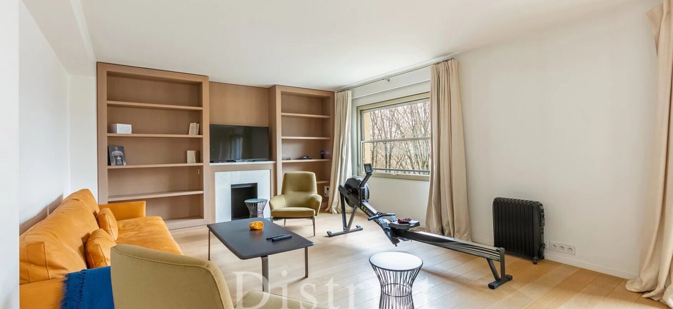 Exclusivité District – Superbe vue sur Seine pour cet appartement refait à neuf de 112m². Étage élevé, plan parfait. Balcon. Parking. – 4 pièces – 2 chambres – 112 m²