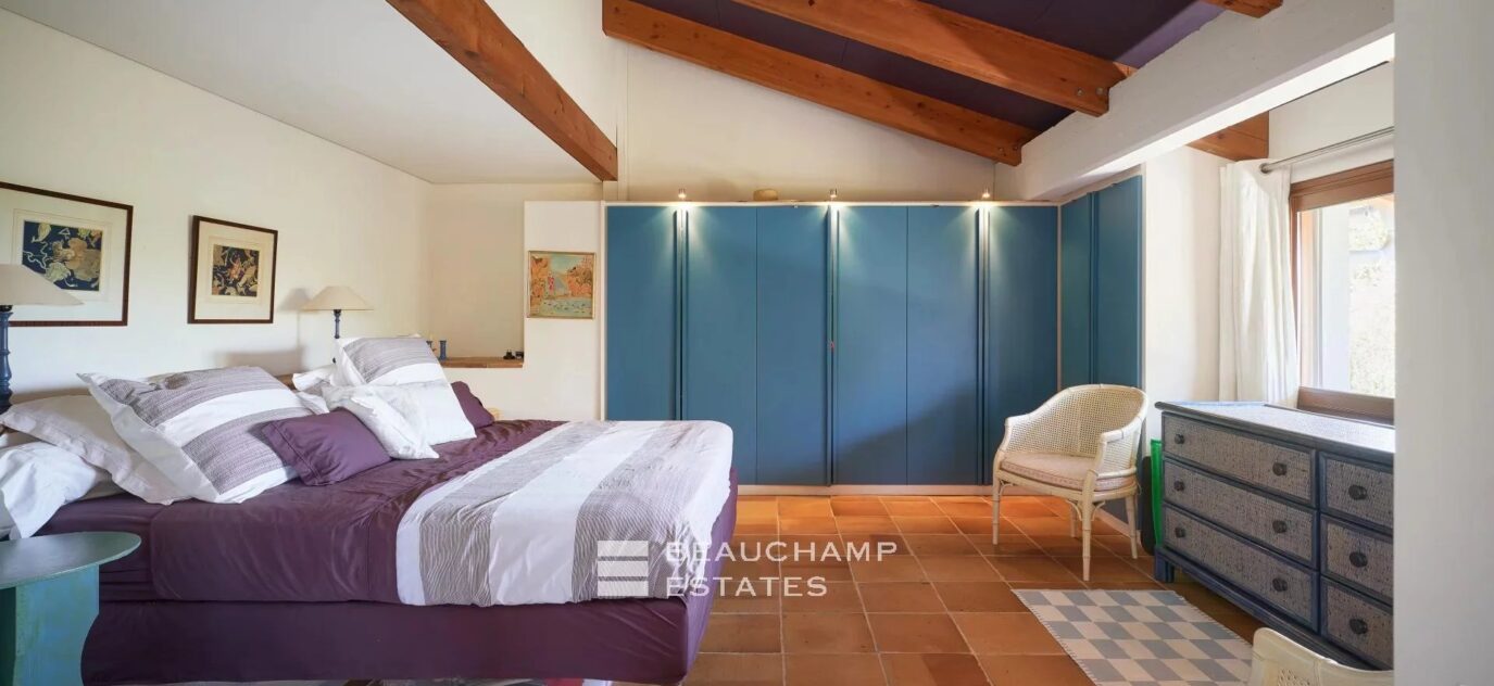 Exclusivité – Superbe Villa d’architecte au coeur de la nature proche village de Mougins – 11 pièces – 7 chambres – NR voyageurs – 308 m²