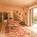 Pays de Fayence: au calme se trouve cette jolie villa provencale en pierres sur 1 ha 8 de terrain – 7 pièces – 5 chambres – NR voyageurs – 180 m²