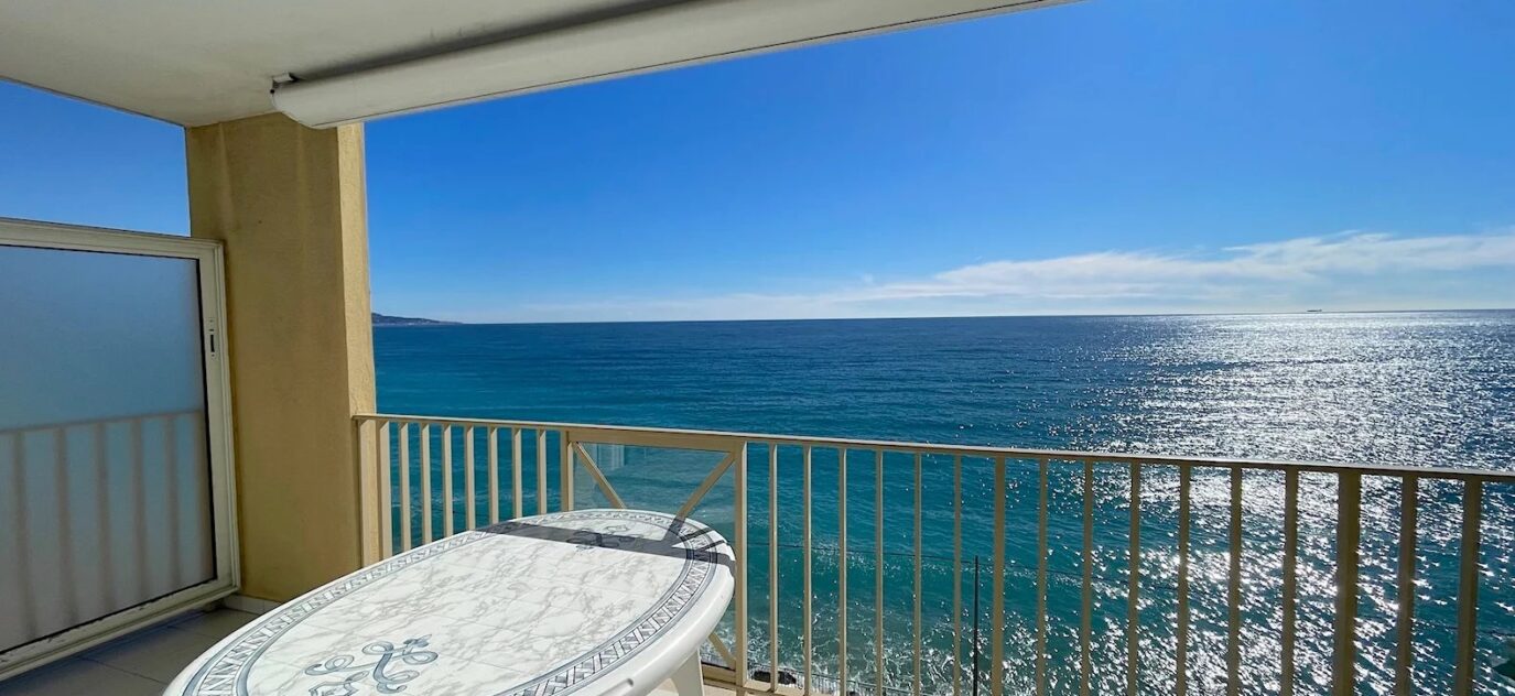 Menton, à vendre, appartement en front de mer avec vue sur la mer – 3 pièces – 2 chambres – NR voyageurs – 72.62 m²