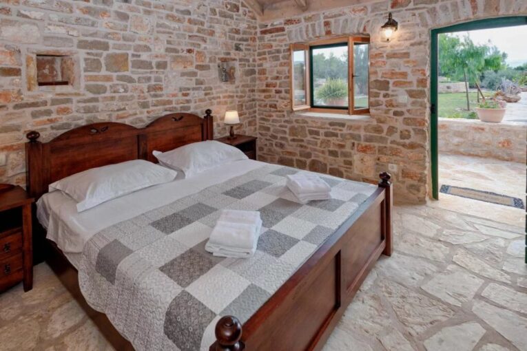 Maison en pierre sur L’île de Hvar – 6 pièces – 5 chambres – 350 m²