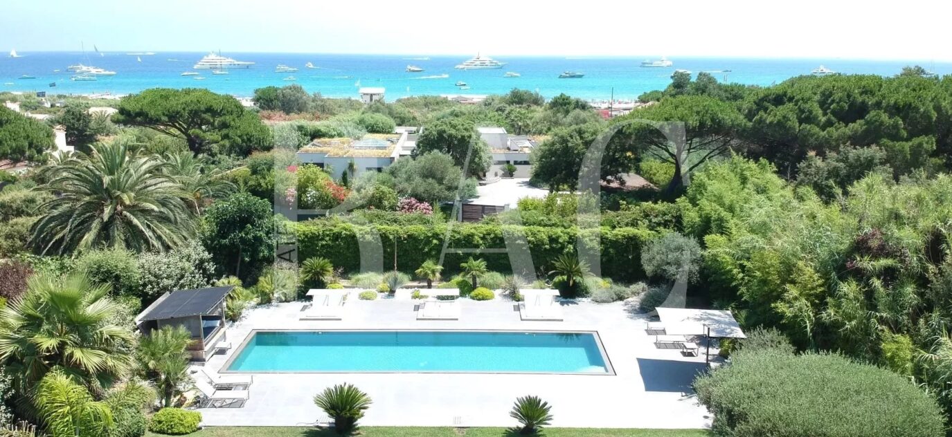 Ramatuelle, villa contemporaine avec jolie vue mer à 200 mètres de la célèbre plage de Pampelonne et ses fameux restaurants – 7 pièces – 4 chambres – 14 voyageurs – 250 m²