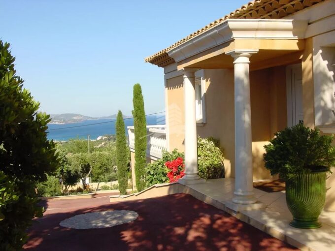 Superbe villa de 6 pièces avec piscine et vue panoramique sur la mer et l’esterel – 6 pièces – 3 chambres – 8 voyageurs – 300 m²