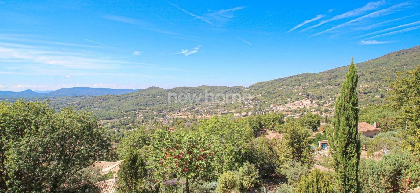 Provence Seillans une villa spacieuse avec vue panoramique, piscine et garage – 8 pièces – 4 chambres – NR voyageurs – 240 m²