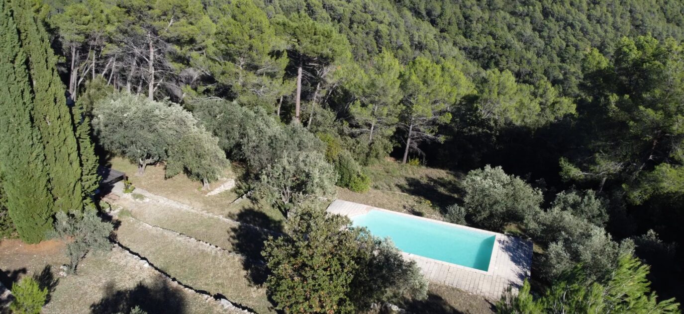 Propriété en pierres avec piscine , sur 8 hectares – 6 pièces – 3 chambres – NR voyageurs – 140 m²