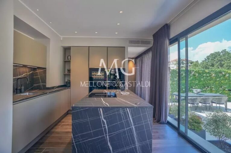 Villa Toit | Cannes Centre | Prestigieux T4 au Dernier Étage | Terrasse de 120m2 | Garage – 4 pièces – NR chambres – 125 m²