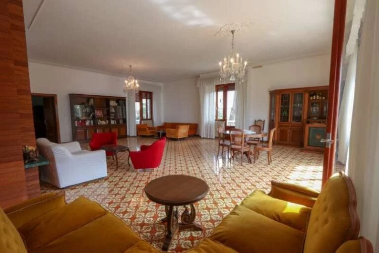 Très belle villa située à Castiglioncello, près de Livourne avec accès à la mer – 10 pièces – 7 chambres – 750 m²