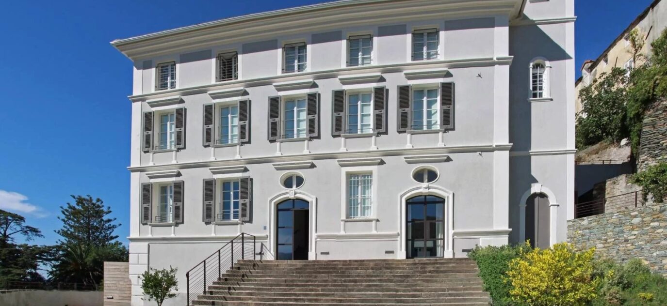 Magnifique Hotel Palais du  XVIIème siècle  près de Saint Florent – 14 pièces – NR chambres