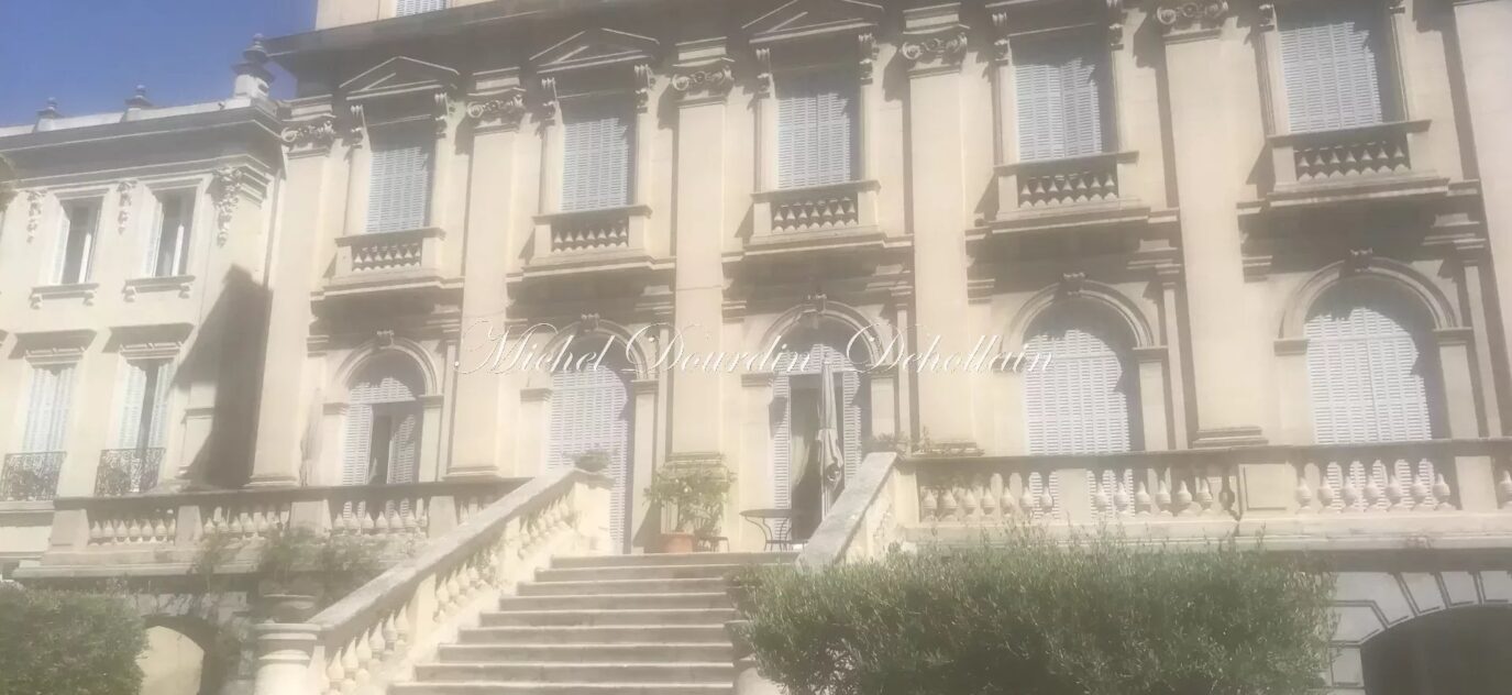 Avignon parties noble d’un des plus beau palais d’Avignon – 8 pièces – 4 chambres – NR voyageurs – 330 m²