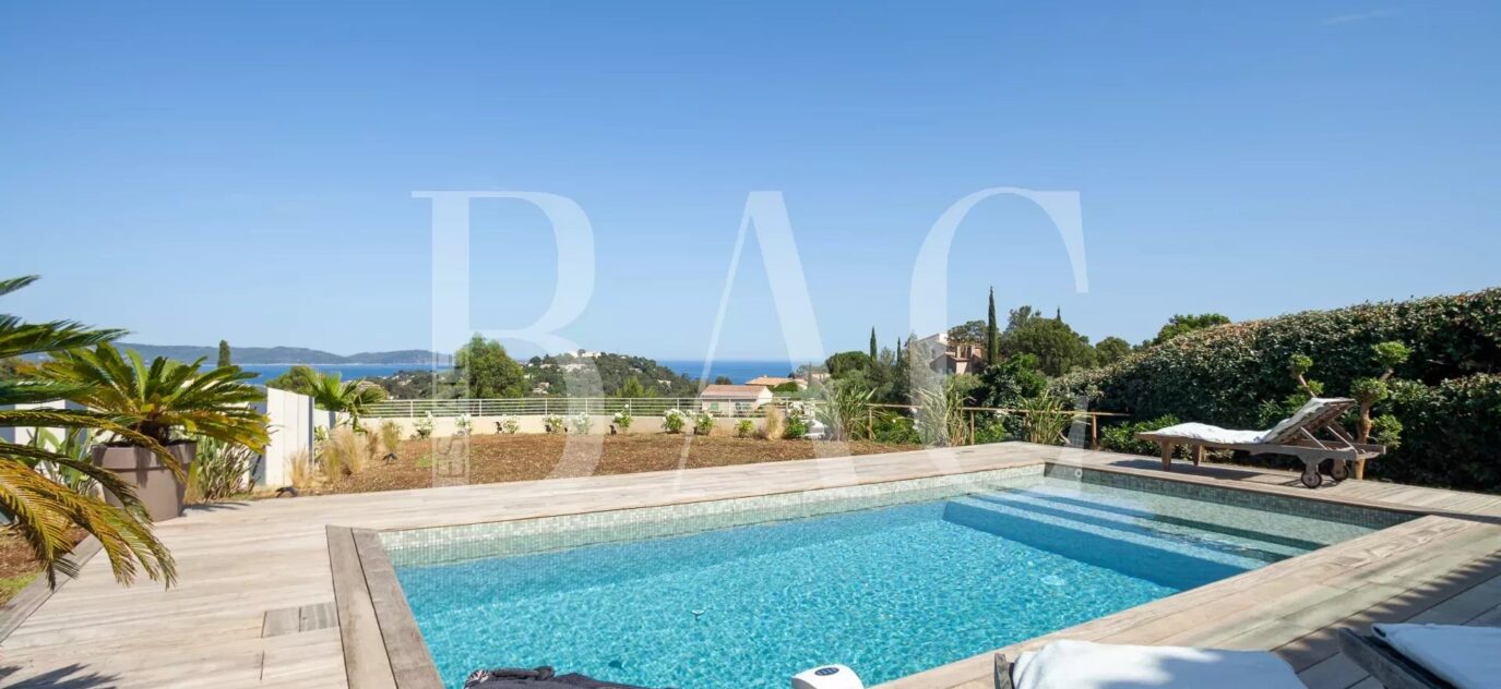 Cavalaire-sur-Mer, magnifique villa entièrement rénovée avec vue mer panoramique. – 5 pièces – 3 chambres – 14 voyageurs – 180 m²