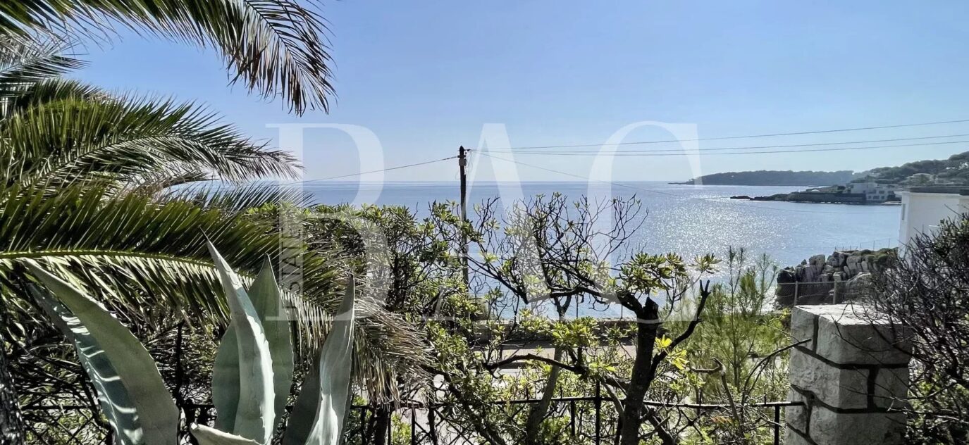 Antibes, quartier Cap d’Antilles. Villa avec superbe vue mer – 7 pièces – 4 chambres – 14 voyageurs – 250 m²