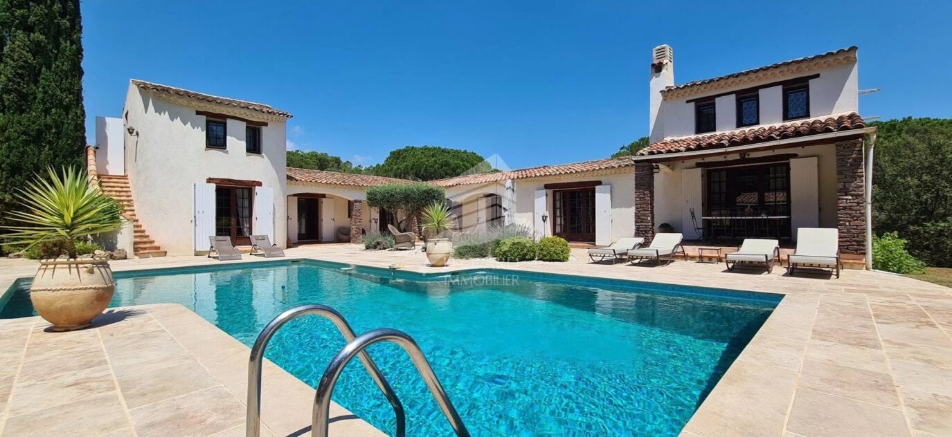 ROQUEBRUNE/ARGENS Magnifique villa avec tennis. – 8 pièces – 6 chambres – 220 m²