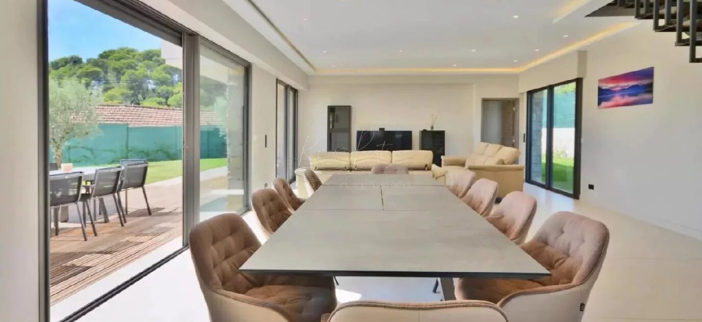 MOUGINS – Villa contemporaine neuve au calme absolu – 7 pièces – 5 chambres – 8 voyageurs – 265 m²