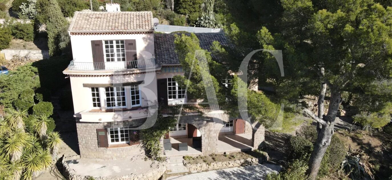 Les Issambres, vue mer panoramique et permis de construire vendu avec cette villa à rénover – 7 pièces – 5 chambres – 200 m²