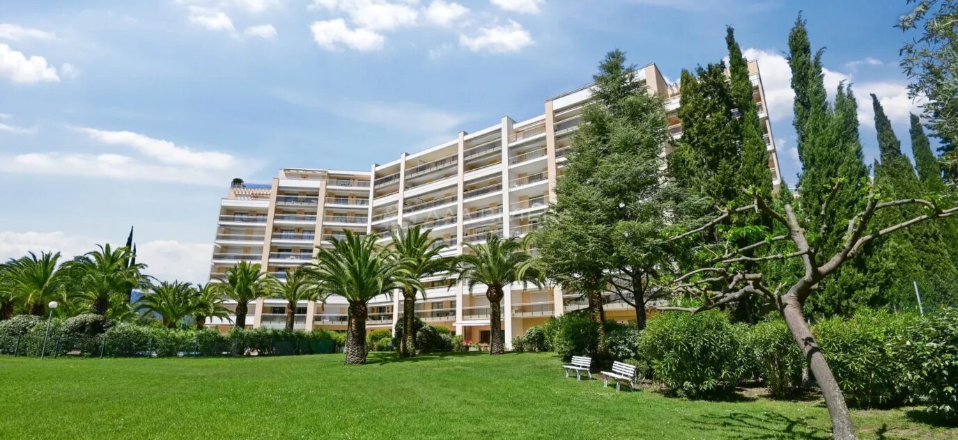 EXCLUSIVITE – Mandelieu – Beau 2/3P, terrasse 14m² vue verdure/golf. Piscine, tennis, parking – 2 pièces – 2 chambres – 14 voyageurs – 43 m²
