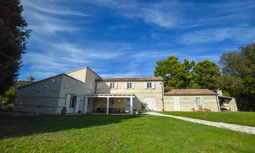 Villa à Sirolo avec piscine et vue sur la mer – 9 pièces – 6 chambres – 10 voyageurs – 370 m²