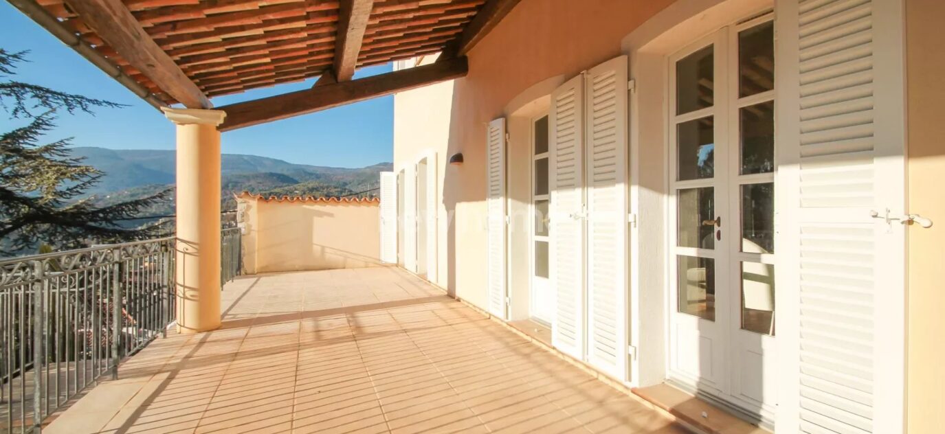 Provence Propriété de deux villas individuelles dans le village – 8 pièces – 5 chambres – NR voyageurs – 245 m²