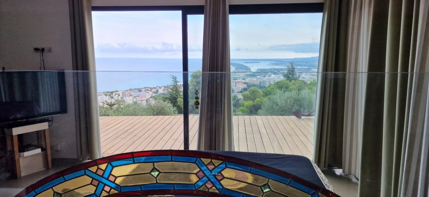 MAGNIFIQUE VILLA Située sur les hauteurs de Bastia – 8 pièces – NR chambres