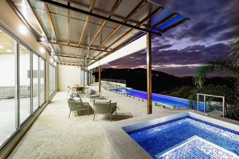 Belle villa moderne avec vue sur la mer située à Sardinal – 5 pièces – 4 chambres – 325 m²