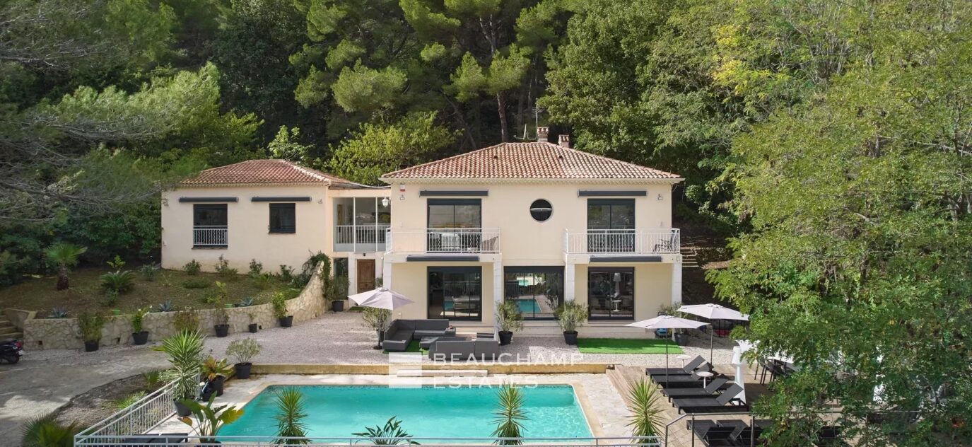 Villa avec vue dégagée à Vallauris – 7 pièces – 6 chambres – 6 voyageurs – 254 m²