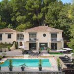 Villa avec vue dégagée à Vallauris – 7 pièces – 6 chambres – 6 voyageurs – 254 m²