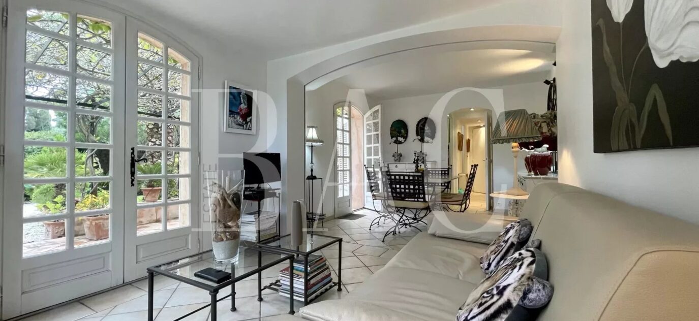 Saint-Tropez, un appartement comme une petite villa – 3 pièces – 2 chambres – 14 voyageurs