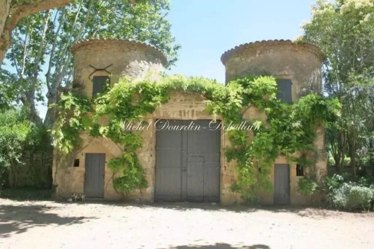 Chateau de Village entre Uzes et Alès GARD – 14 pièces – 10 chambres – 550 m²