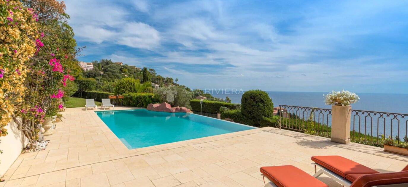 VENDUE – Théoule sur Mer – Magnifique villa avec piscine et vue panoramique sur la mer. – 7 pièces – 4 chambres – 14 voyageurs – 200 m²