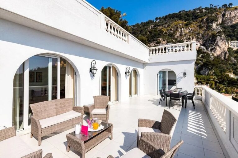 Une villa incroyable avec une vue à la hauteur – 9 pièces – 6 chambres – NR voyageurs – 700 m²