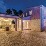 Villa en pierre à Novalja – 7 pièces – 5 chambres – 200 m²