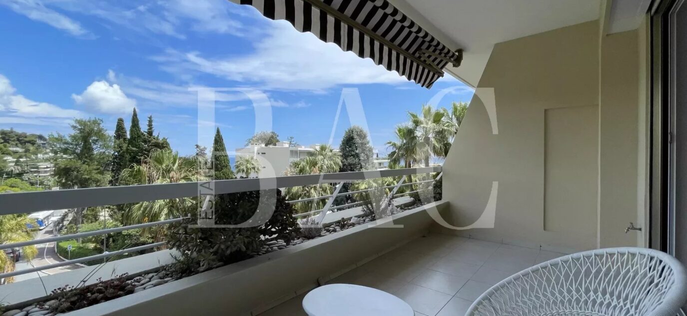 Cannes, 350 mètres de la plage. Appartement avec vue mer – 3 pièces – 2 chambres – 14 voyageurs – 65 m²