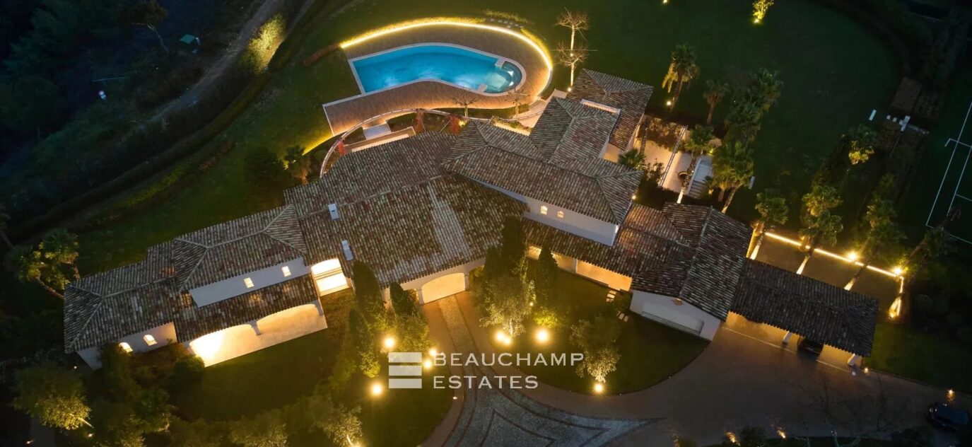 Superbe Villa entre ciel et mer avec vue imprenable sur la baie de Cannes – 10 pièces – 9 chambres – NR voyageurs – 870 m²