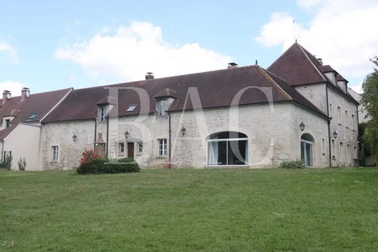 Splendide ancien corps de ferme dans le Vexin Francais – 9 pièces – 3 chambres – 300 m²