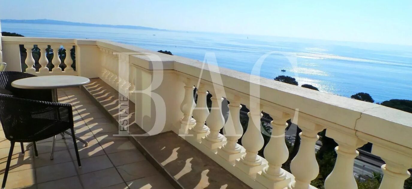Cannes, superbe appartement dans un ancien hôtel particulier de style Belle Époque et avec vue mer panoramique – 5 pièces – 3 chambres – 187 m²