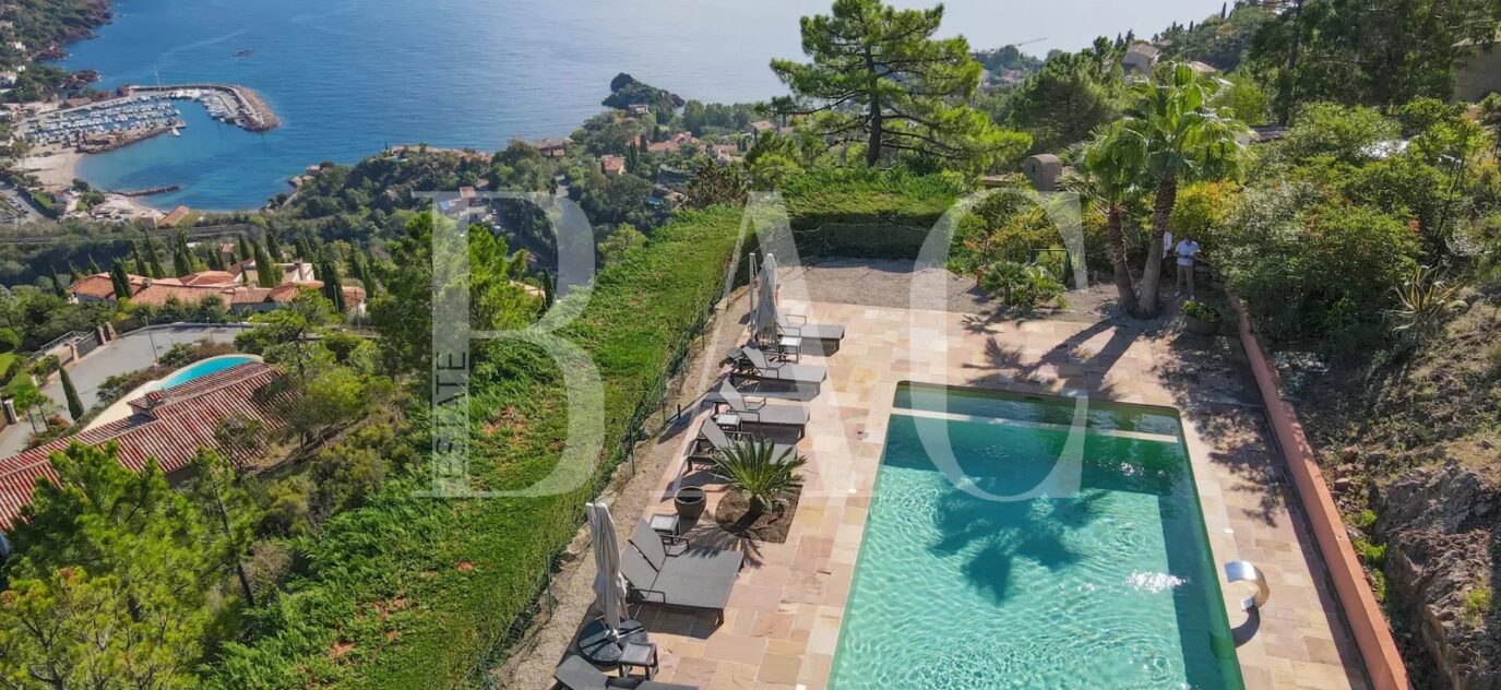 Théoule-sur-Mer, magnifique propriété avec vue mer panoramique. – 13 pièces – 7 chambres – 14 voyageurs – 700 m²