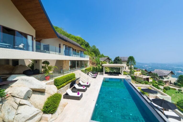 Splendide villa située sur un magnifique terrain à flanc de colline – 6 pièces – 5 chambres – 752 m²