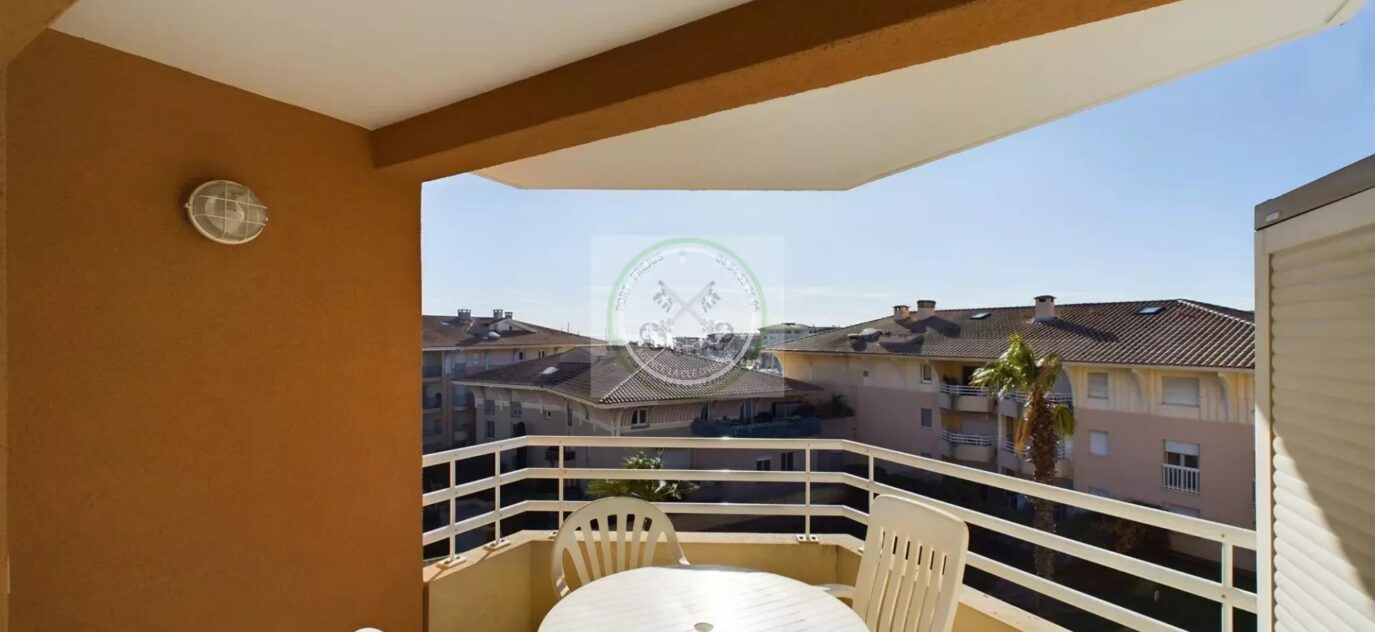 Port Fréjus – Très joli T2 avec terrasse et parking couvert – 2 pièces – 1 chambre – NR voyageurs – 28 m²