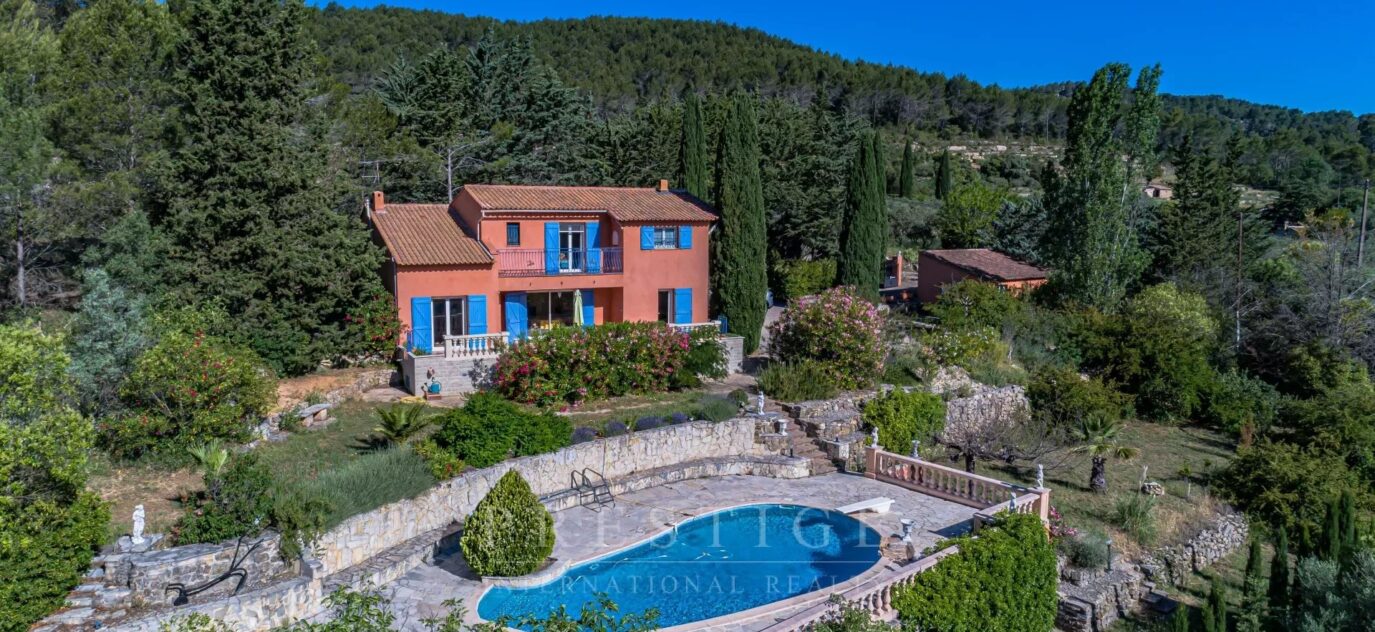 Cotignac, villa 183m² habitable avec piscine et vue panoramique – 6 pièces – 3 chambres – NR voyageurs – 183 m²