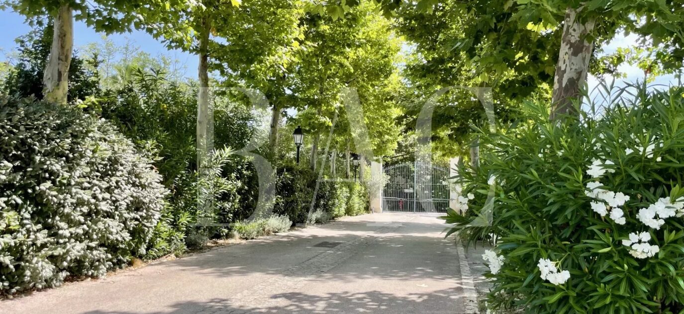Gassin – Magnifique villa au coeur d’un domaine fermé aux portes de Saint-Tropez. – 7 pièces – 4 chambres – 14 voyageurs – 240 m²