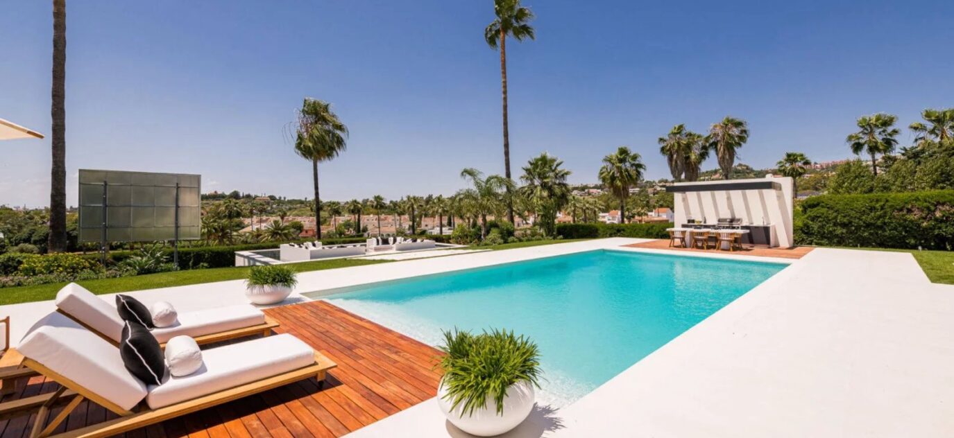 Splendide villa située dans la vallée du golf de Nueva Andalucia – 9 pièces – 7 chambres – 1500 m²