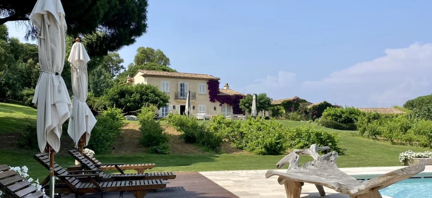 Charmante location Saint Tropez au milieu des vignes – NR pièces – 11 chambres – 22 voyageurs