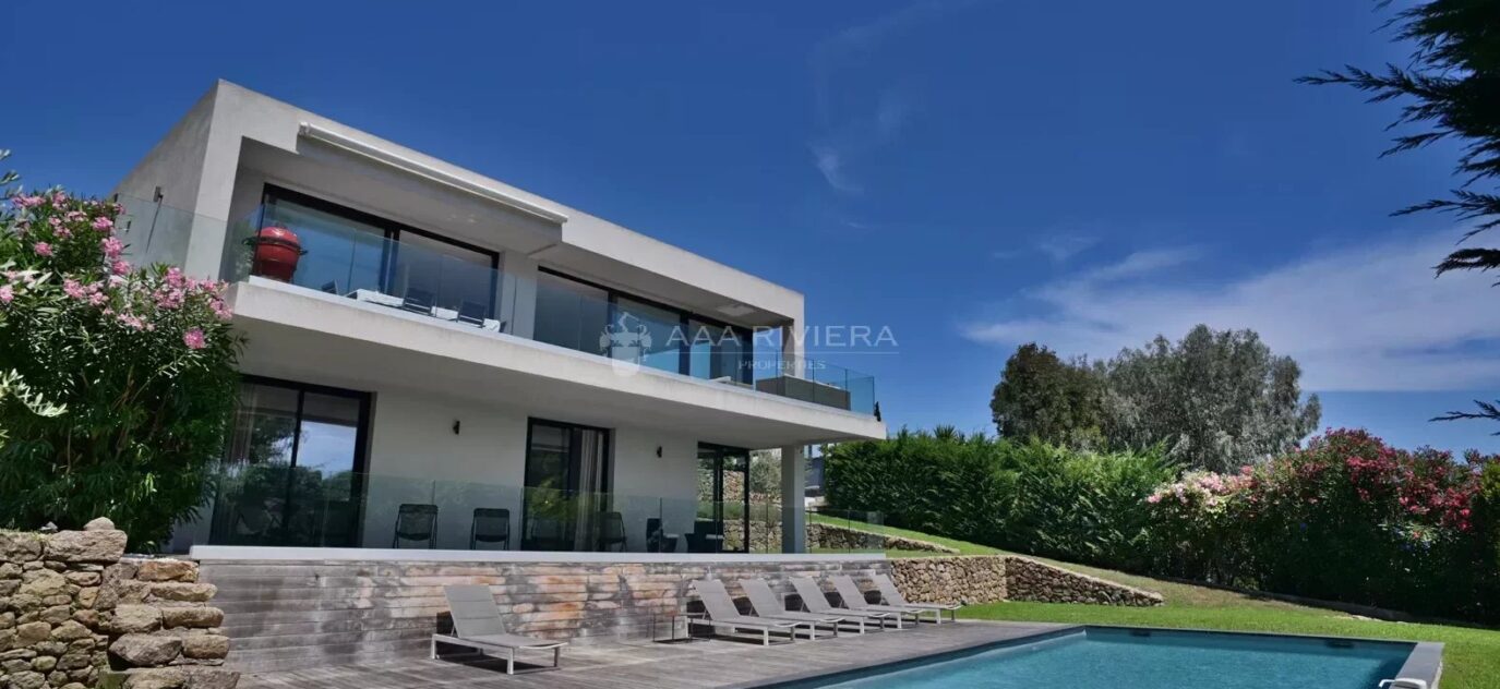 VENDUE – EXCLUSIVITE – GOLFE-JUAN – Magnifique villa de style Californienne avec une belle vue mer – 7 pièces – 4 chambres – 14 voyageurs – 180 m²