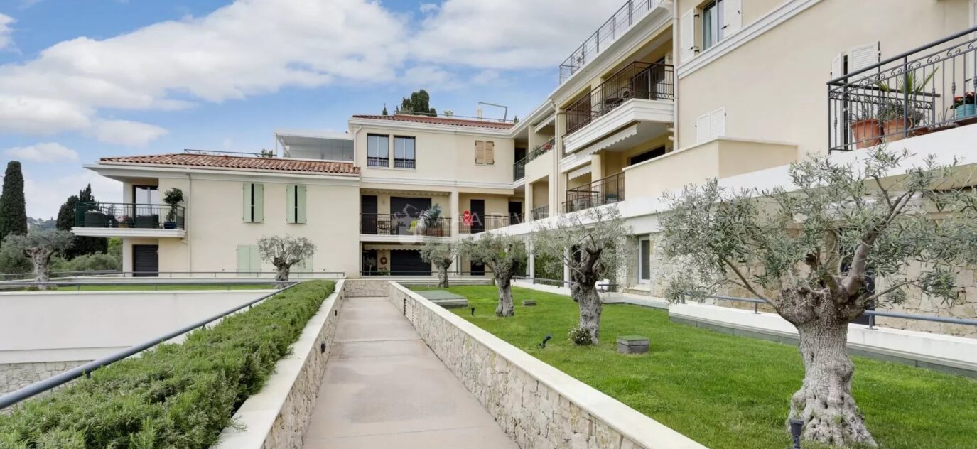 Exclusivité – Biot Village – Très charmant 3p avec terrasse, vue dégagée , piscine, garage – 3 pièces – 2 chambres – 14 voyageurs – 62 m²