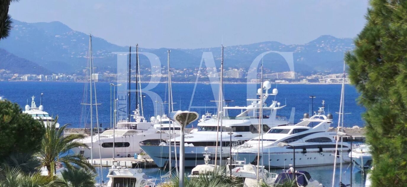 Cannes, Boulevard de la Croisette dans une résidence recherchée et à seulement 1700 mètres du Palais du festival des films – 3 pièces – 2 chambres – 100 m²