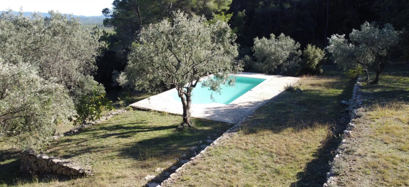 Propriété en pierres avec piscine , sur 8 hectares – 6 pièces – 3 chambres – NR voyageurs – 140 m²